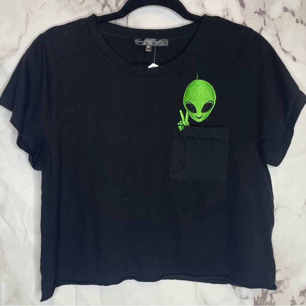 Black alien t shirt